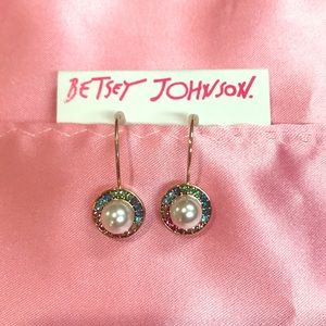 🌈NWT Pearl and Rainbow accented Earrings🌈